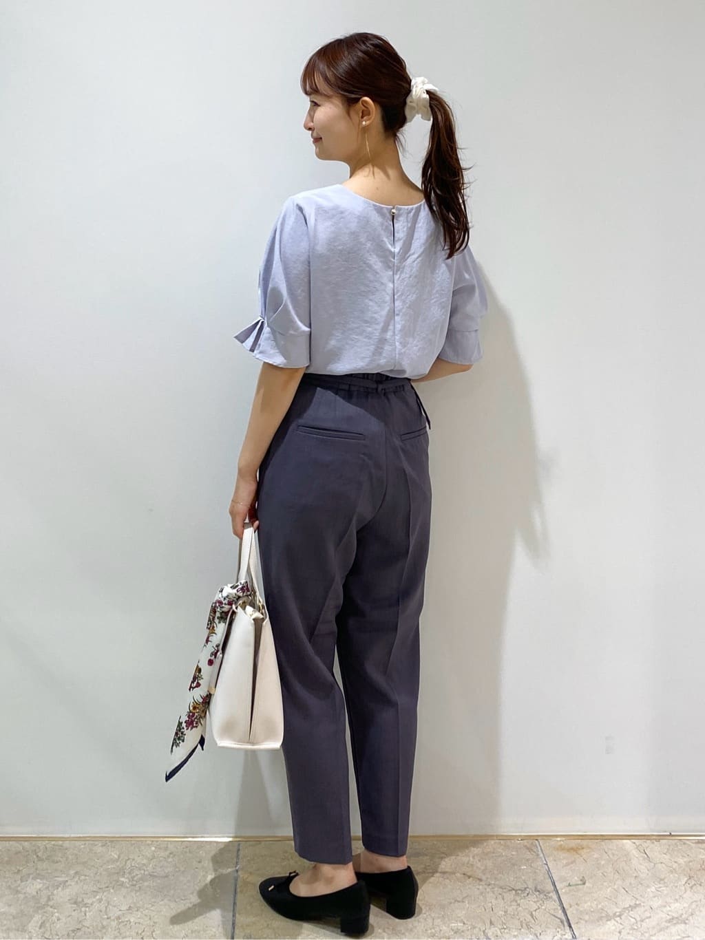 みさかさんの「index｜《8色展開／XS-LLサイズ》タックパフスリーブブラウス【洗濯機洗い可／吸水速乾／防シワ／抗ピル】」を使ったコーディネート