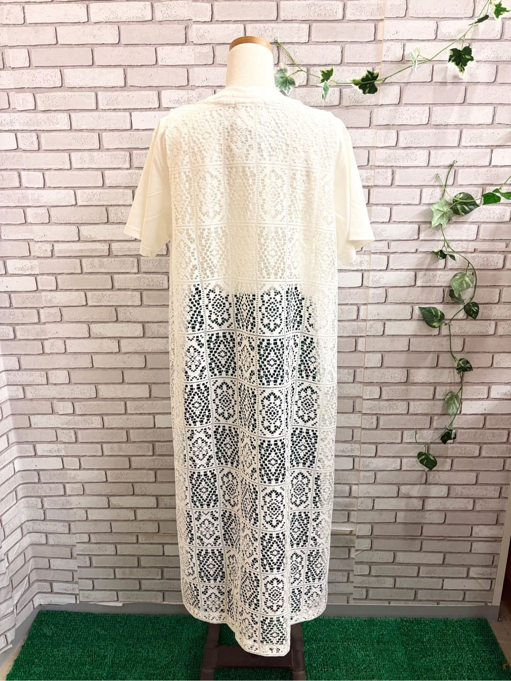emiさんの「SHOO･LA･RUE｜◆【S-LL】羽織るだけでサマ見え レース風の柄が華やかなロングジレ」を使ったコーディネート