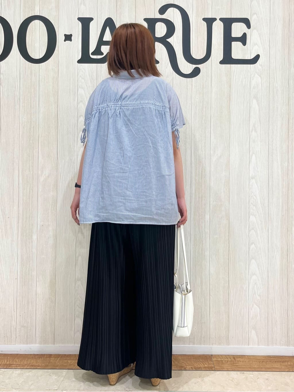 shiiさんの「SHOO･LA･RUE｜◆【S-LL/ひんやり】後ろ姿も抜かりなく インせず着られる バックギャザーシャツ」を使ったコーディネート