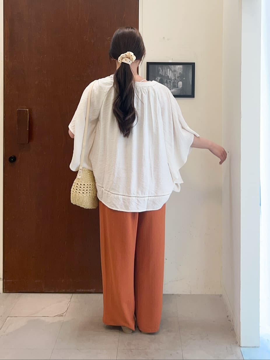 reonさんの「SHOO･LA･RUE｜◆【洗える/ひんやり】涼しく体型カバー お袖フレア ドレープブラウス」を使ったコーディネート