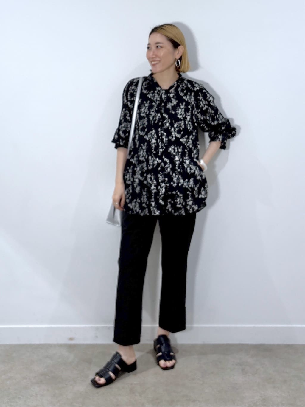kotakiさんの「INDIVI｜【モノトーン小花柄／シャーリング素材】ボリューム袖エアリーブラウス」を使ったコーディネート