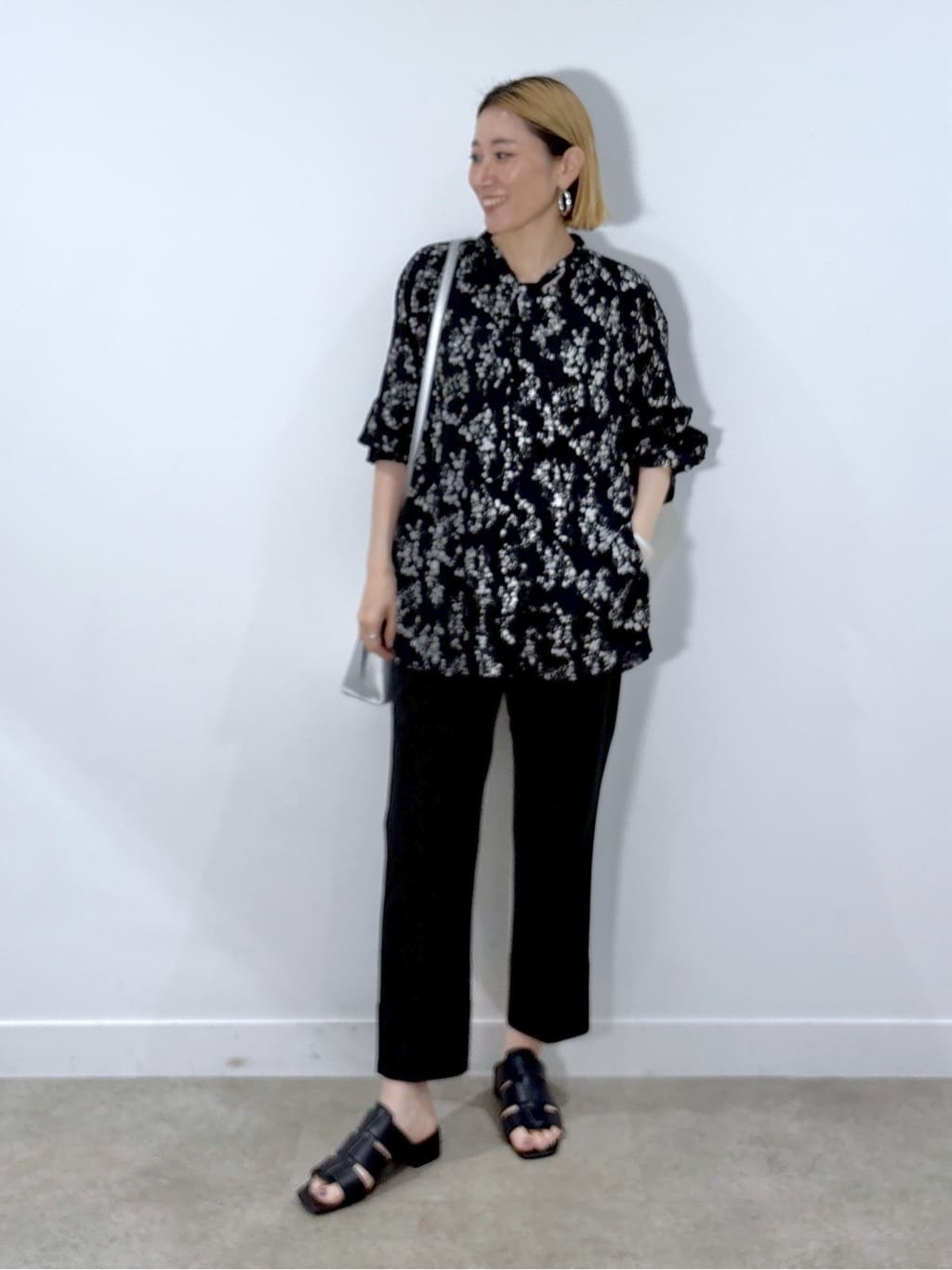 kotakiさんの「INDIVI｜【モノトーン小花柄／シャーリング素材】ボリューム袖エアリーブラウス」を使ったコーディネート