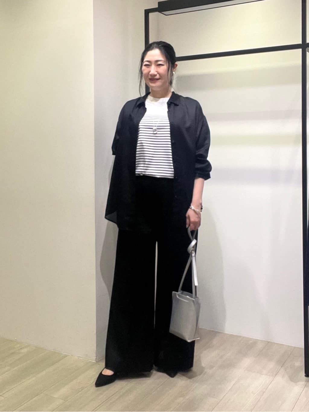 TOMOMIさんの「INDIVI｜【90cm四方】ボタニカル柄大判スカーフ」を使ったコーディネート