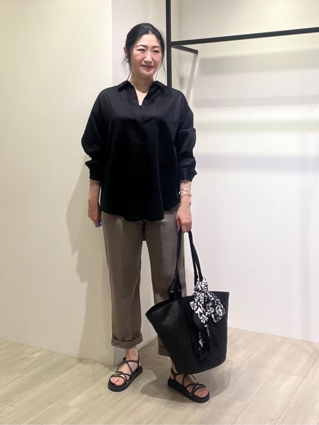 TOMOMIさんの「INDIVI｜【90cm四方】ボタニカル柄大判スカーフ」を使ったコーディネート