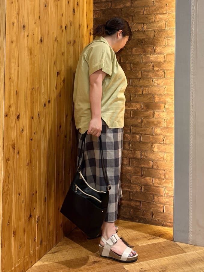 ゆかぴさんの「SHOO･LA･RUE｜【S-LL/UV/接触冷感/抗菌防臭】体型を自然にカバー フレンチリネンブレンド襟付ドルマンシャツ」を使ったコーディネート