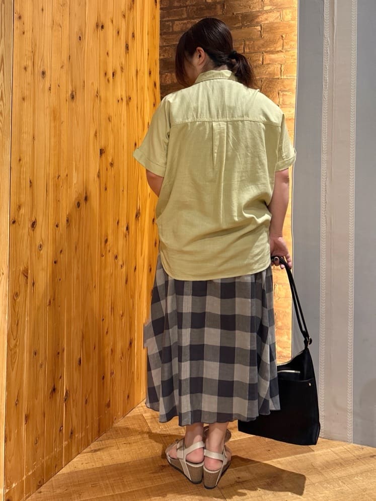 ゆかぴさんの「SHOO･LA･RUE｜【S-LL/UV/接触冷感/抗菌防臭】体型を自然にカバー フレンチリネンブレンド襟付ドルマンシャツ」を使ったコーディネート