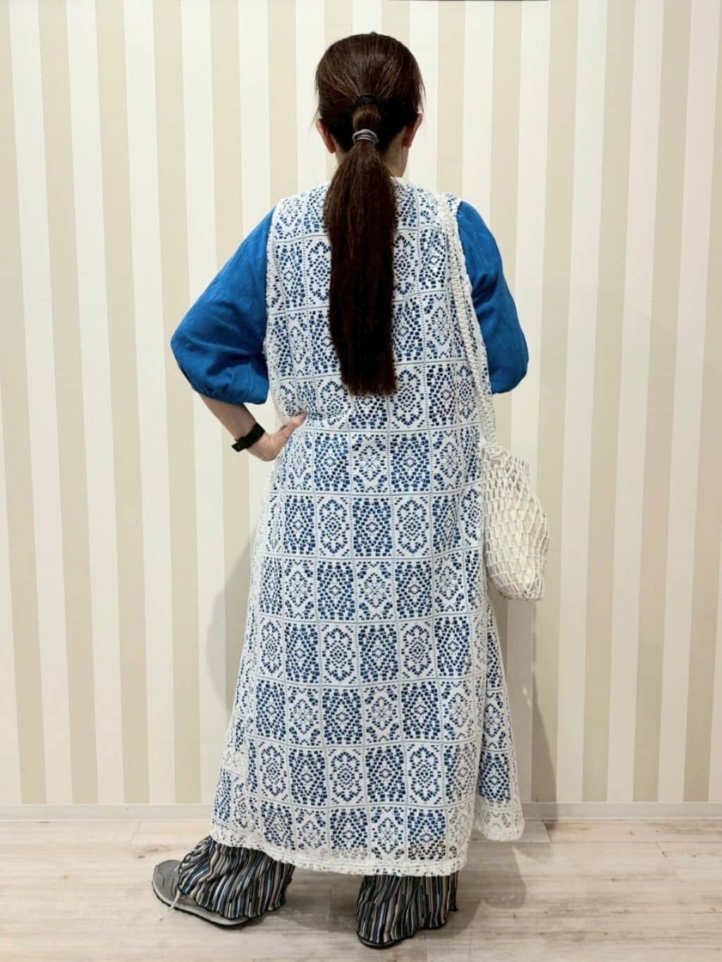 nonaさんの「SHOO･LA･RUE｜◆【S-LL】羽織るだけでサマ見え レース風の柄が華やかなロングジレ」を使ったコーディネート