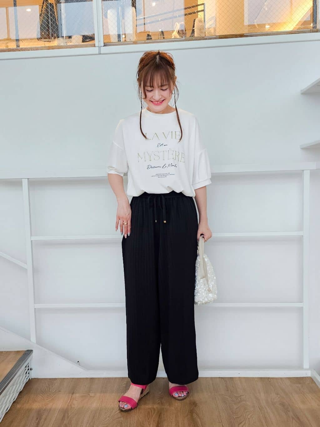 ゆゆさんの「SHOO･LA･RUE｜【S-LL/ひんやり/UV】ぷっくりラメプリントロゴTシャツ」を使ったコーディネート