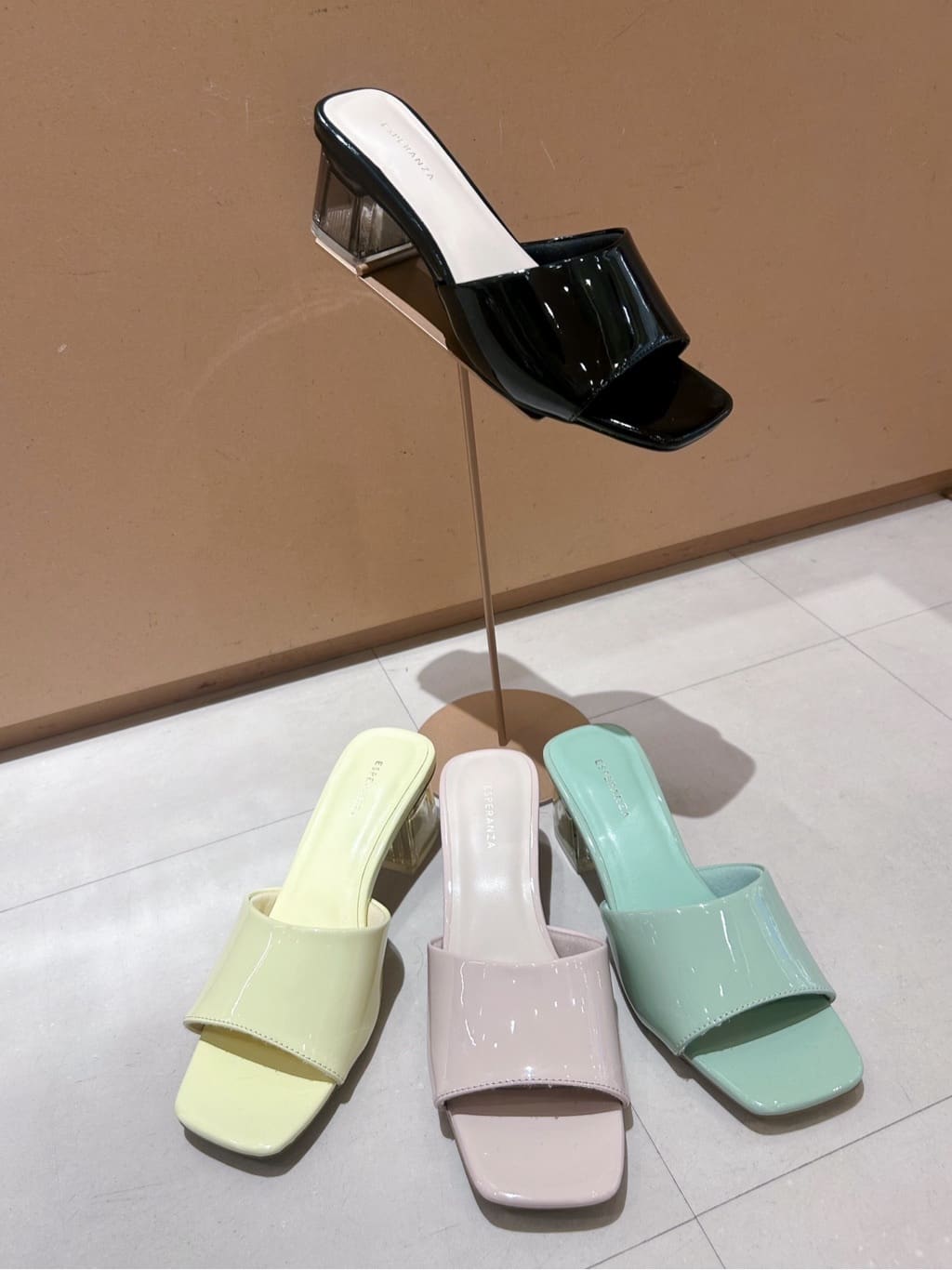 ゆうりさんの「ESPERANZA｜スクエアトゥクリアヒールミュール」を使ったコーディネート