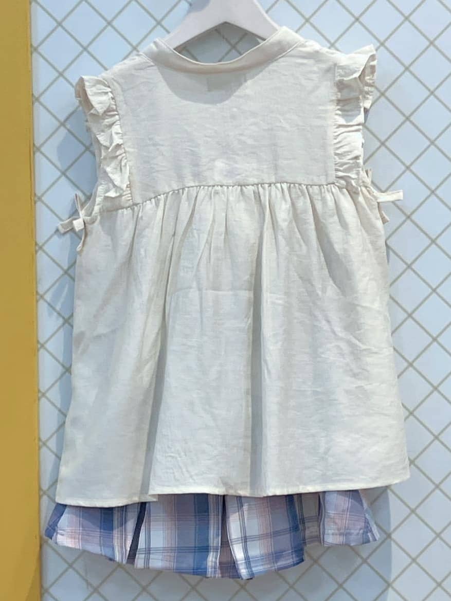 蒼さんの「SHOO･LA･RUE｜◆【110-150cm】ハートボタンがアクセント ノースリーブブラウス」を使ったコーディネート