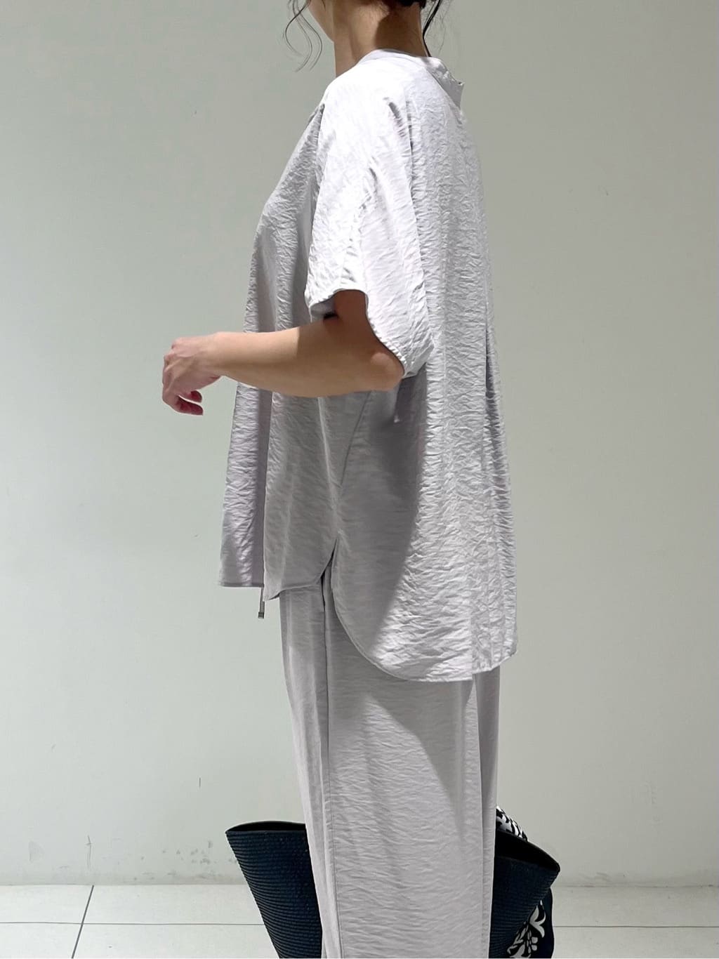 shioriさんの「INDIVI｜【90cm四方】ボタニカル柄大判スカーフ」を使ったコーディネート