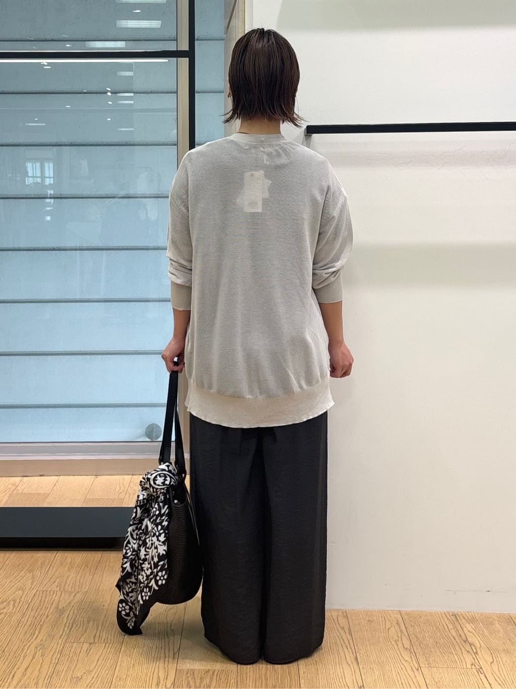 asamiさんの「INDIVI｜【90cm四方】ボタニカル柄大判スカーフ」を使ったコーディネート