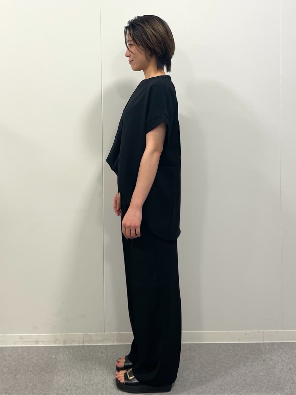 にしむらさんの「OPAQUE.CLIP｜《7色展開／SS-LLサイズ》ストレッチスキッパーブラウス／セットアップ対応【洗濯機洗い可／防シワ】」を使ったコーディネート