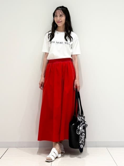 kayoさんの「INDIVI｜【90cm四方】ボタニカル柄大判スカーフ」を使ったコーディネート