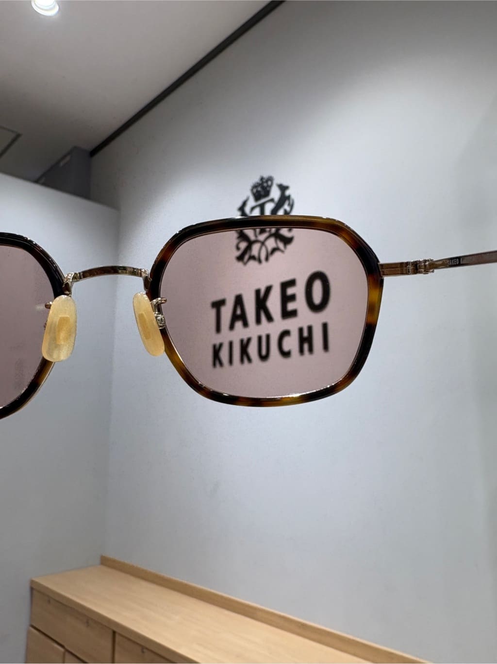 よぴさんの「TAKEO KIKUCHI｜【TAKEO KIKUCHI &times; THE BEDFORD HOTEL】インナーセルフレーム サングラ」を使ったコーディネート