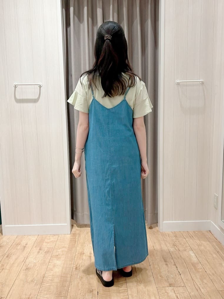 moneさんの「SHOO･LA･RUE｜◆【S-LL】女性らしさ漂う ライトデニム Aラインキャミワンピース」を使ったコーディネート