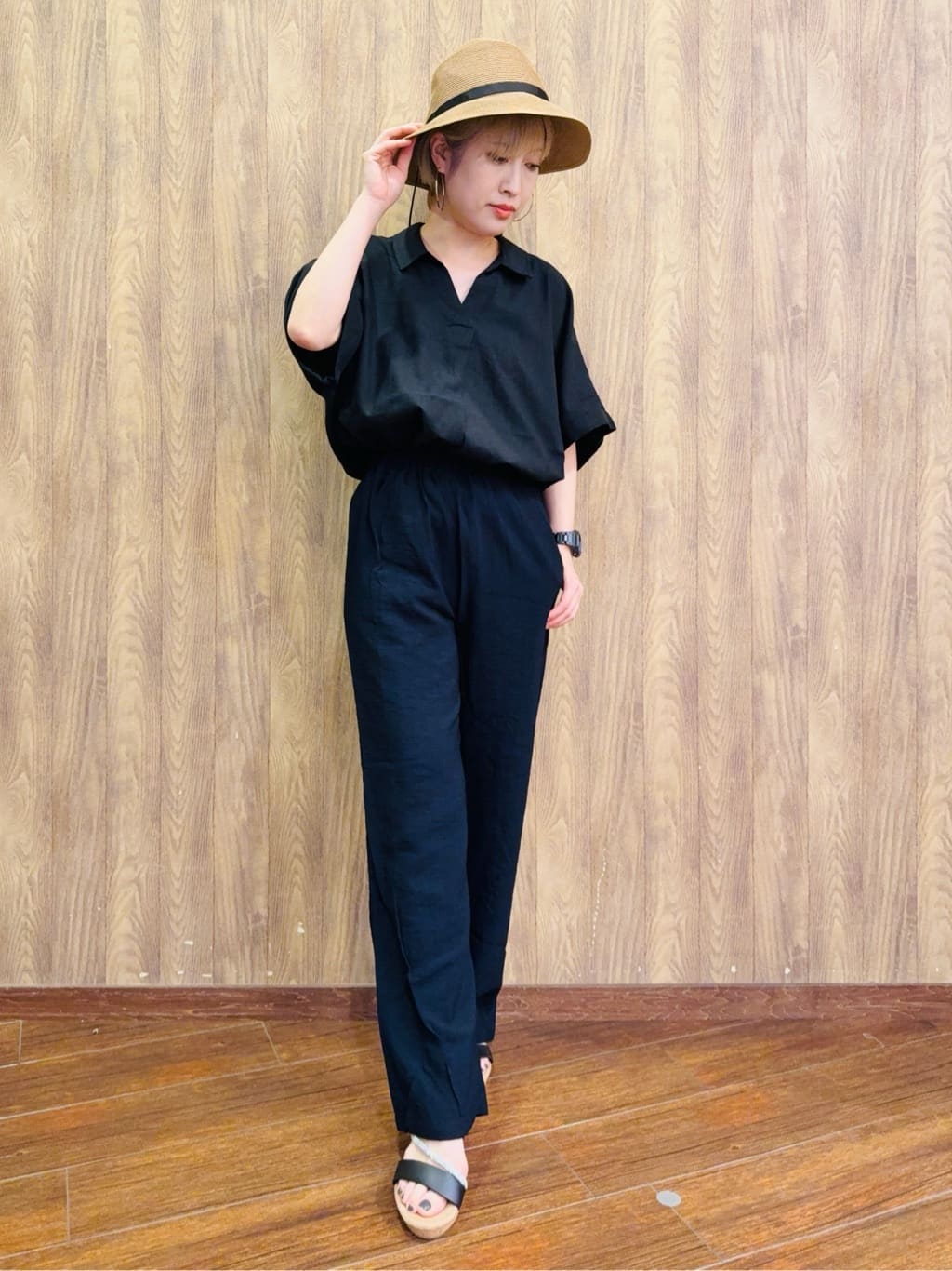 ちばみさんの「SHOO･LA･RUE｜【S-LL/UV/接触冷感/抗菌防臭】体型を自然にカバー フレンチリネンブレンド襟付ドルマンシャツ」を使ったコーディネート