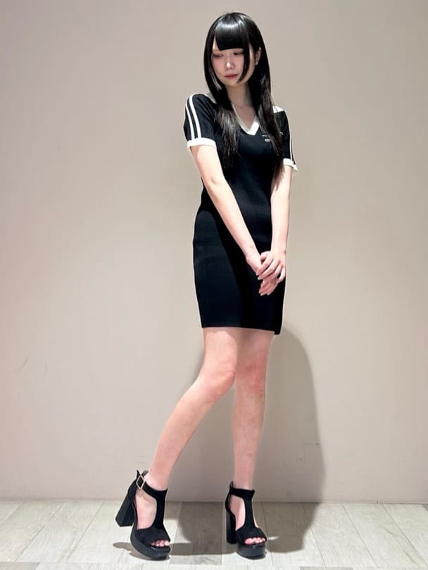 しおりんさんの「ESPERANZA｜Tストラップスクエアサンダル」を使ったコーディネート