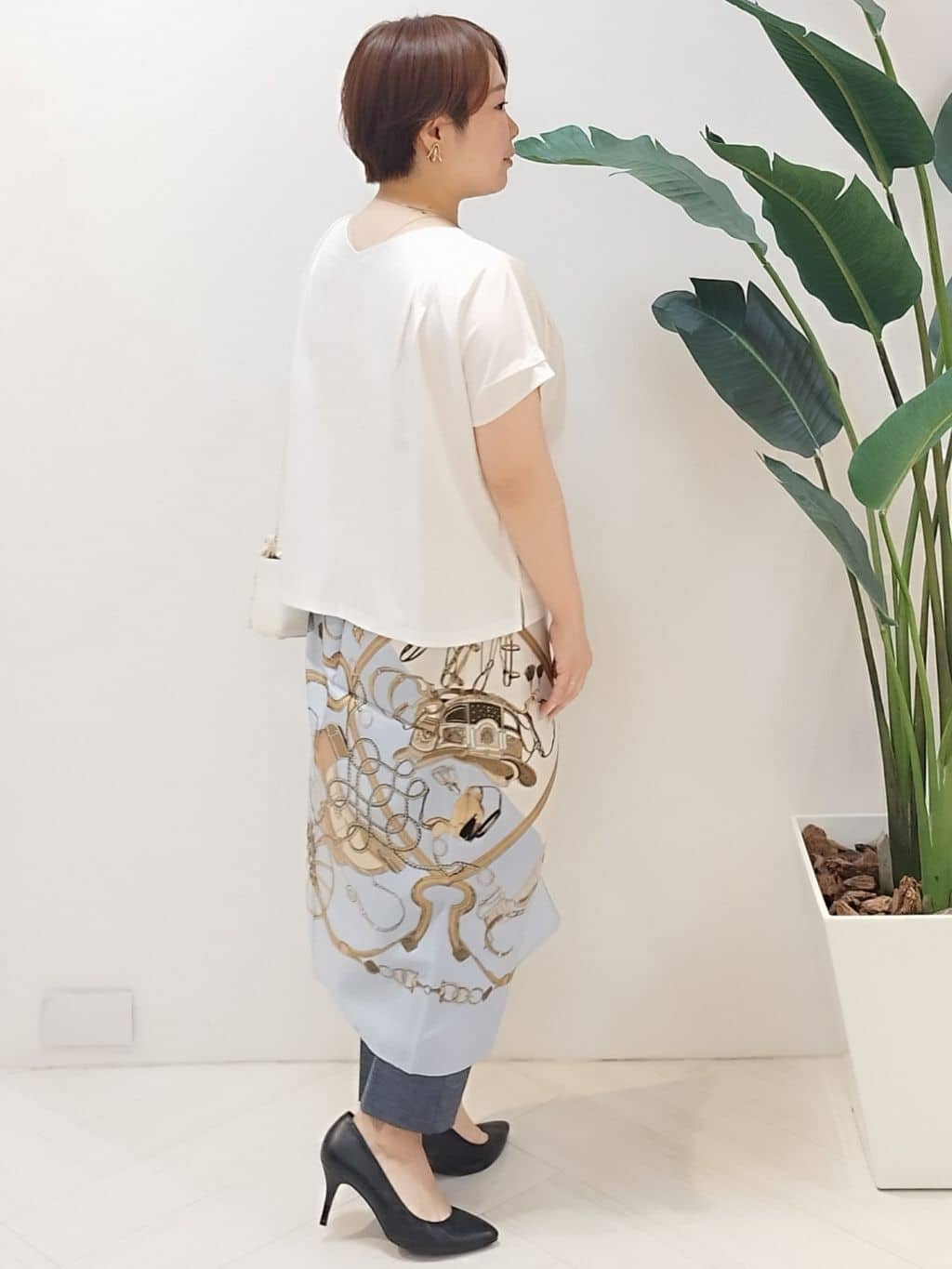 s u g iさんの「UNTITLED｜【手洗い／88cm正方形】バイカラーハーネススカーフ」を使ったコーディネート