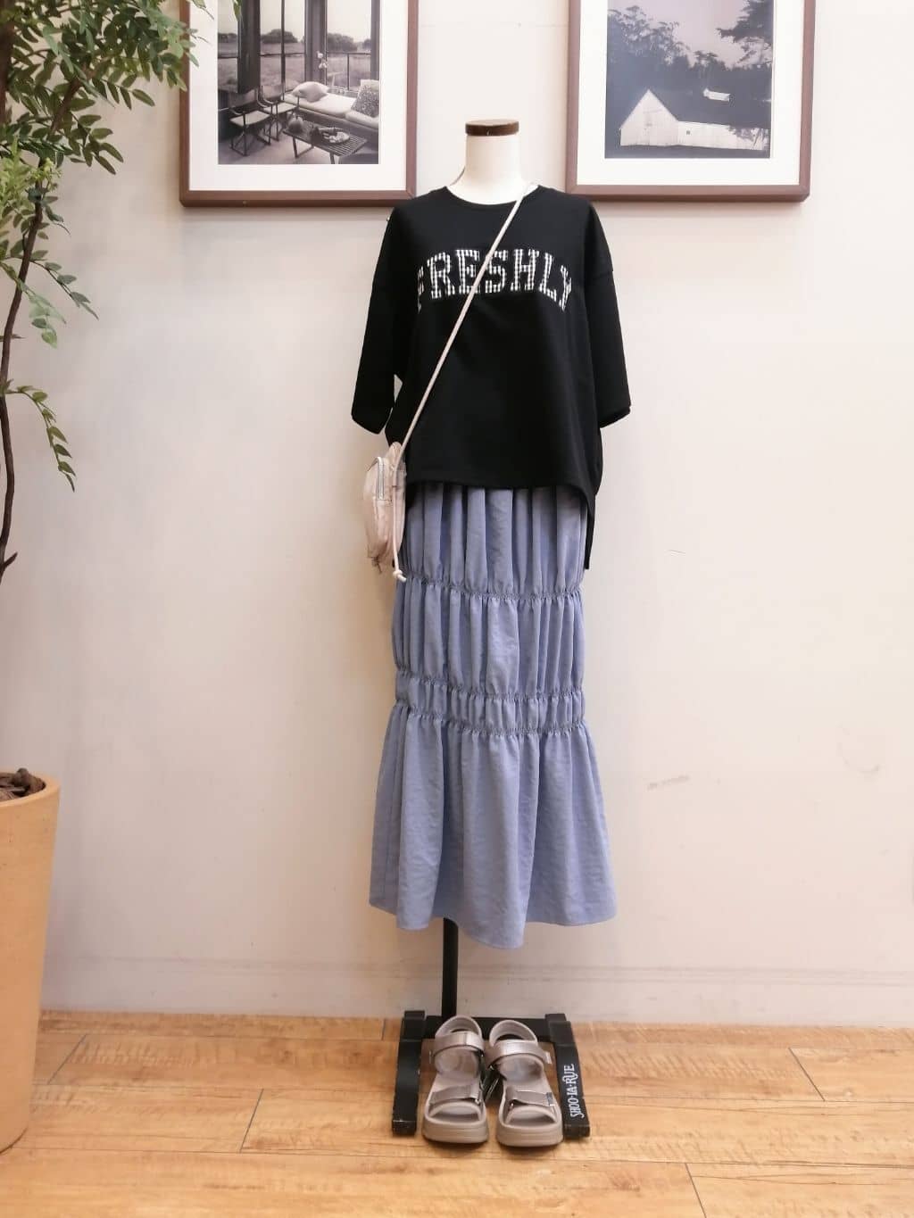 maiさんの「SHOO･LA･RUE｜◆【高レビュー】スポーティで上品 大人のためのテープスポサン」を使ったコーディネート