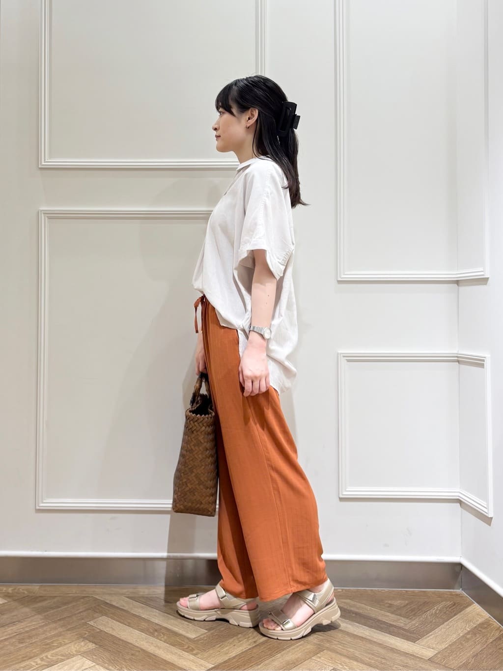muuさんの「SHOO･LA･RUE｜【S-LL/UV/接触冷感/抗菌防臭】体型を自然にカバー フレンチリネンブレンド襟付ドルマンシャツ」を使ったコーディネート