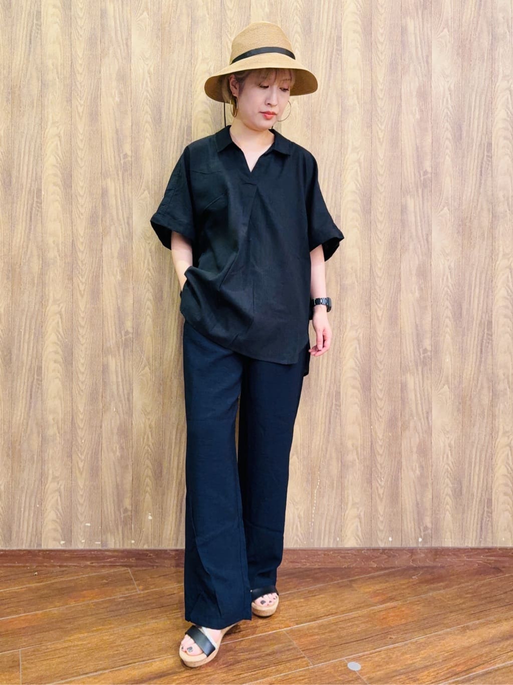 ちばみさんの「SHOO･LA･RUE｜【S-LL/UV/接触冷感/抗菌防臭】体型を自然にカバー フレンチリネンブレンド襟付ドルマンシャツ」を使ったコーディネート