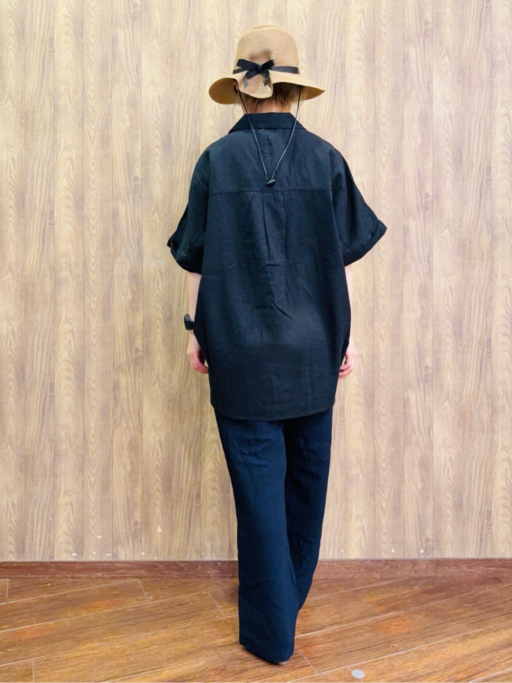 ちばみさんの「SHOO･LA･RUE｜【S-LL/UV/接触冷感/抗菌防臭】体型を自然にカバー フレンチリネンブレンド襟付ドルマンシャツ」を使ったコーディネート