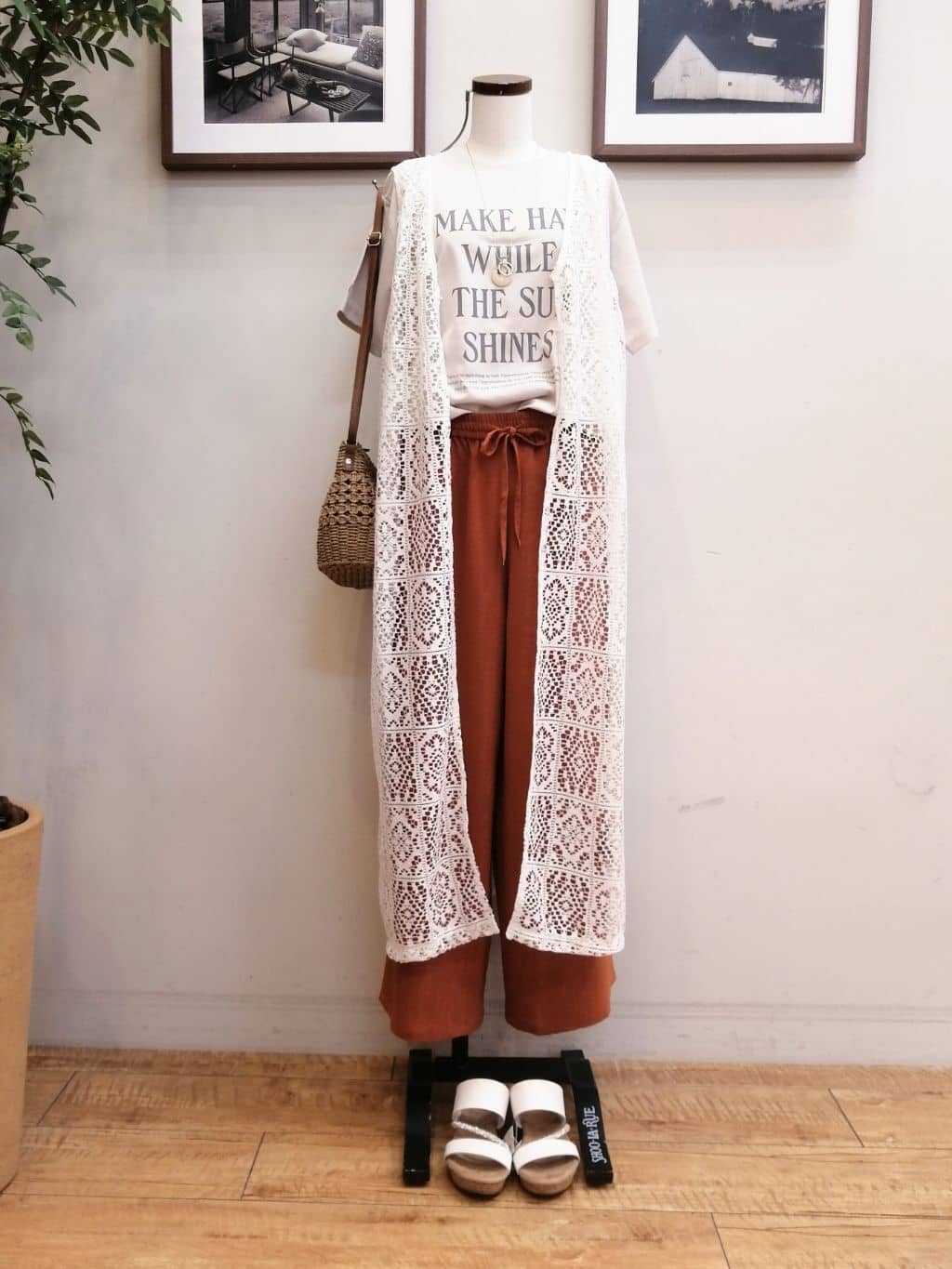 maiさんの「SHOO･LA･RUE｜◆【S-LL】羽織るだけでサマ見え レース風の柄が華やかなロングジレ」を使ったコーディネート