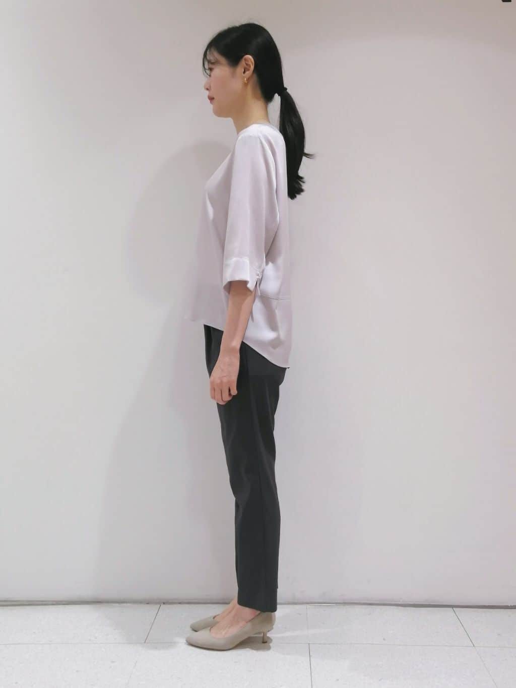 ayanoさんの「INDIVI｜【パンツ人気1位／褒められパンツ／洗える】ウエストゴムタックテーパードパンツ」を使ったコーディネート