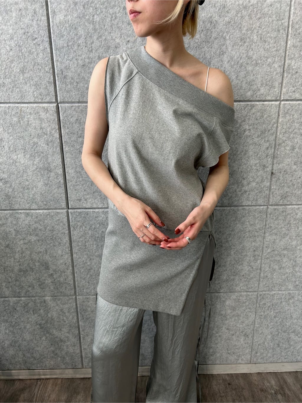 honoka Aさんの「CODE A｜off－shoulder sleeveless tops」を使ったコーディネート