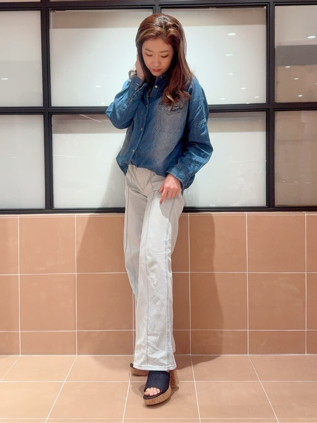 kaoriさんの「ESPERANZA｜ミニバックルコルクヒールミュール」を使ったコーディネート