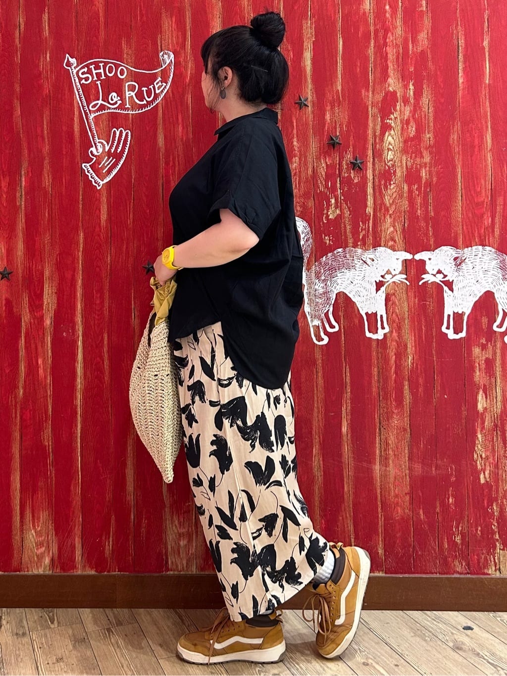みりぽんさんの「SHOO･LA･RUE｜【S-LL/UV/接触冷感/抗菌防臭】体型を自然にカバー フレンチリネンブレンド襟付ドルマンシャツ」を使ったコーディネート