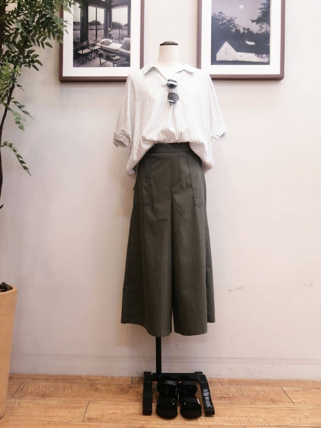 maiさんの「SHOO･LA･RUE｜【S-LL/UV/接触冷感/抗菌防臭】体型を自然にカバー フレンチリネンブレンド襟付ドルマンシャツ」を使ったコーディネート