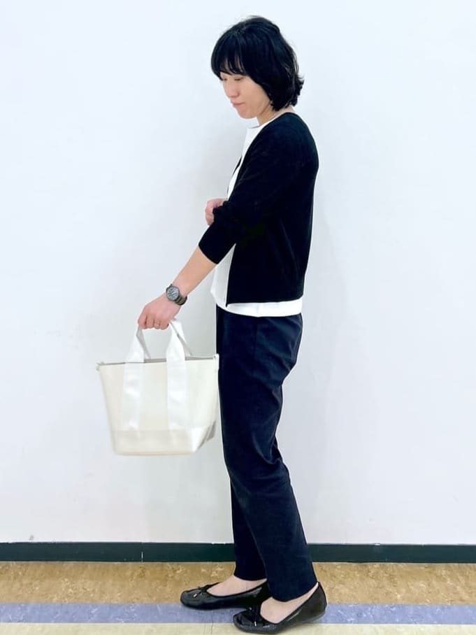 su.さんの「index｜《7色展開／XS-LLサイズ》ビジューボタンクルーネックカーディガン【洗濯機洗い可】」を使ったコーディネート