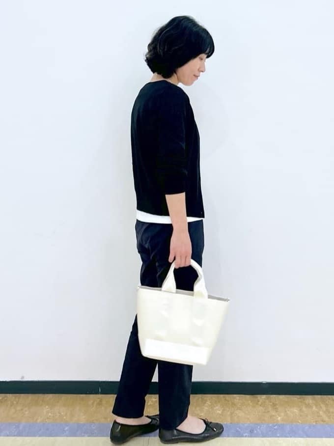su.さんの「index｜《7色展開／XS-LLサイズ》ビジューボタンクルーネックカーディガン【洗濯機洗い可】」を使ったコーディネート