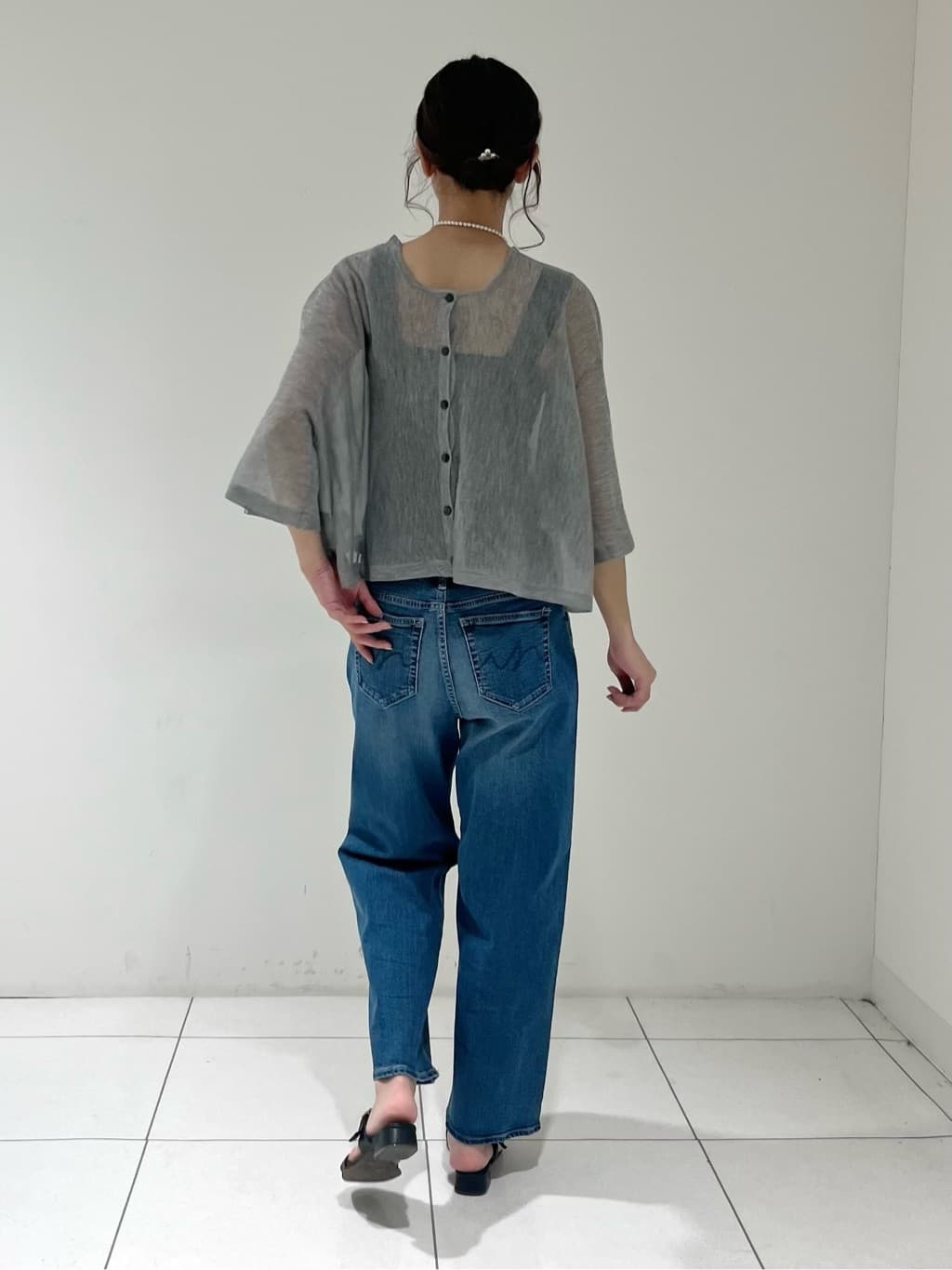 shioriさんの「INDIVI｜【90cm四方】ボタニカル柄大判スカーフ」を使ったコーディネート