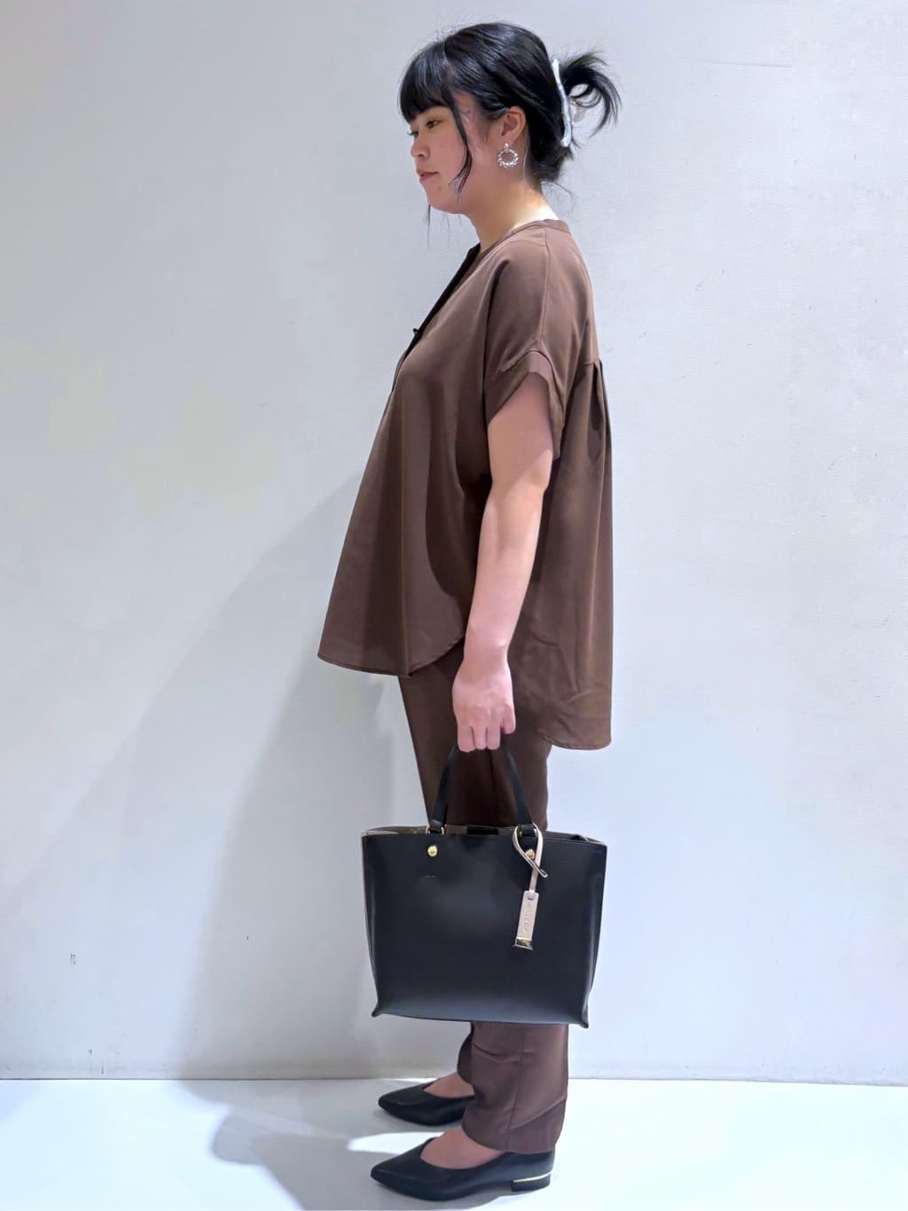 momoさんの「OPAQUE.CLIP｜《7色展開／SS-LLサイズ》ストレッチスキッパーブラウス／セットアップ対応【洗濯機洗い可／防シワ】」を使ったコーディネート
