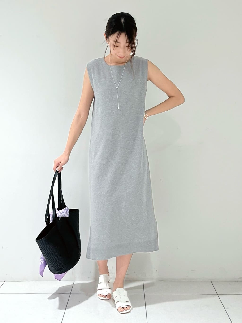shioriさんの「INDIVI｜【90cm四方】ボタニカル柄大判スカーフ」を使ったコーディネート