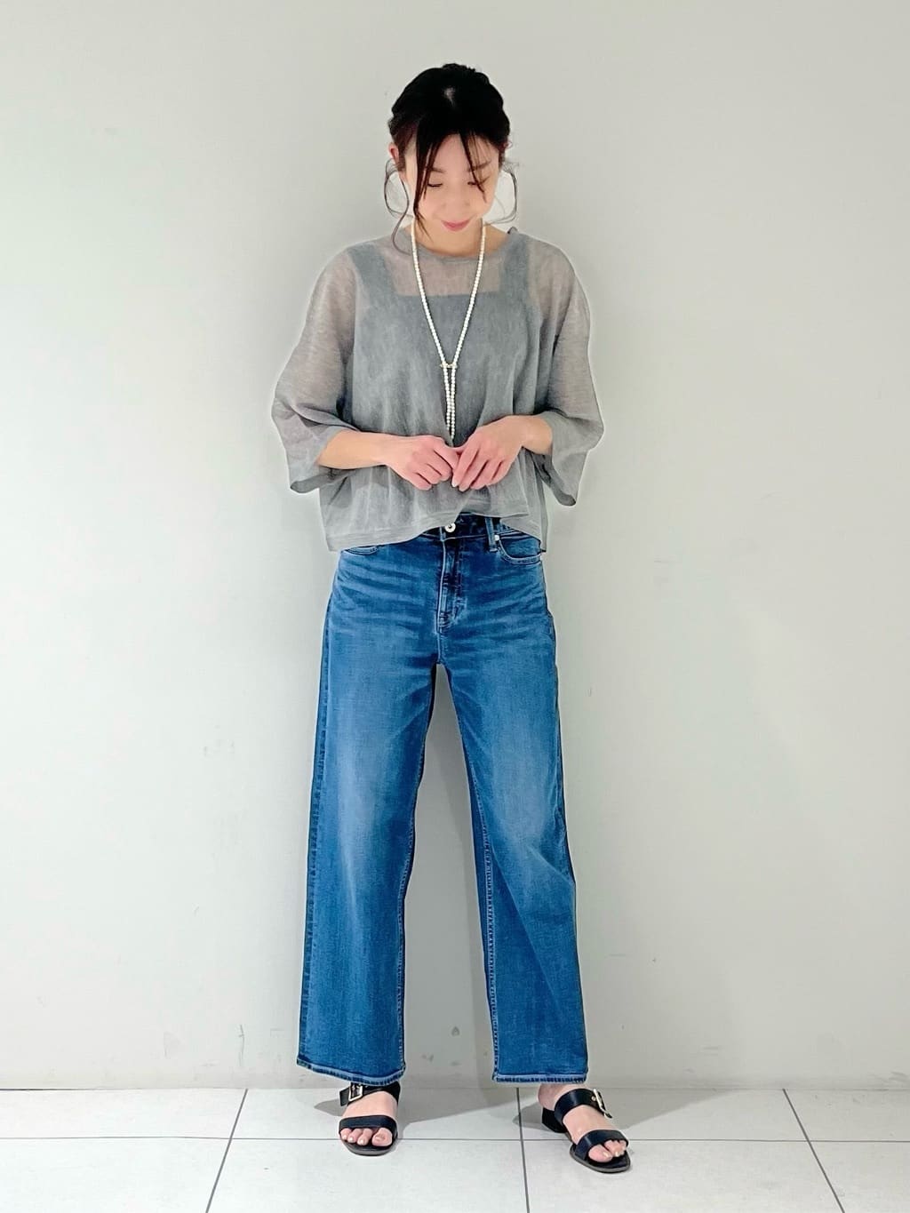 shioriさんの「INDIVI｜【90cm四方】ボタニカル柄大判スカーフ」を使ったコーディネート