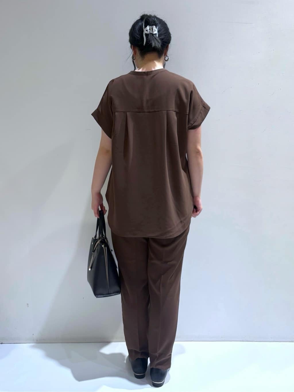 momoさんの「OPAQUE.CLIP｜《7色展開／SS-LLサイズ》ストレッチスキッパーブラウス／セットアップ対応【洗濯機洗い可／防シワ】」を使ったコーディネート