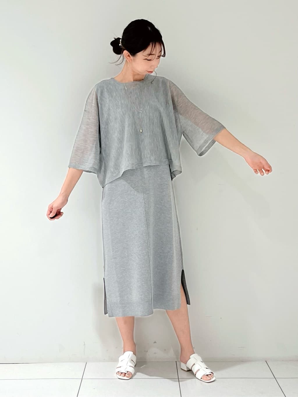 shioriさんの「INDIVI｜【90cm四方】ボタニカル柄大判スカーフ」を使ったコーディネート