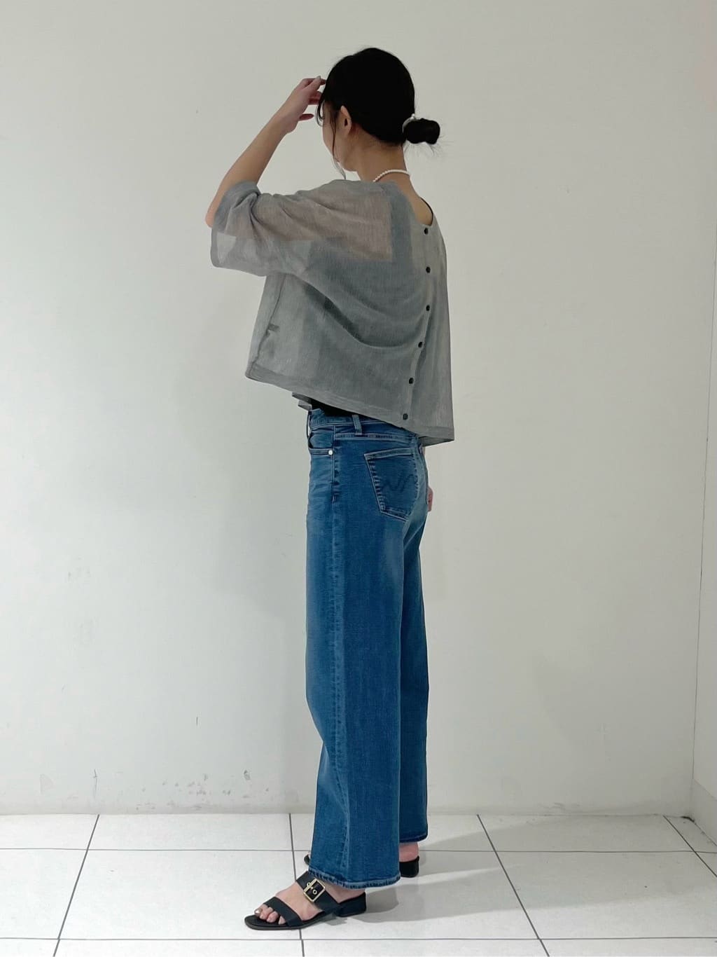 shioriさんの「INDIVI｜【90cm四方】ボタニカル柄大判スカーフ」を使ったコーディネート