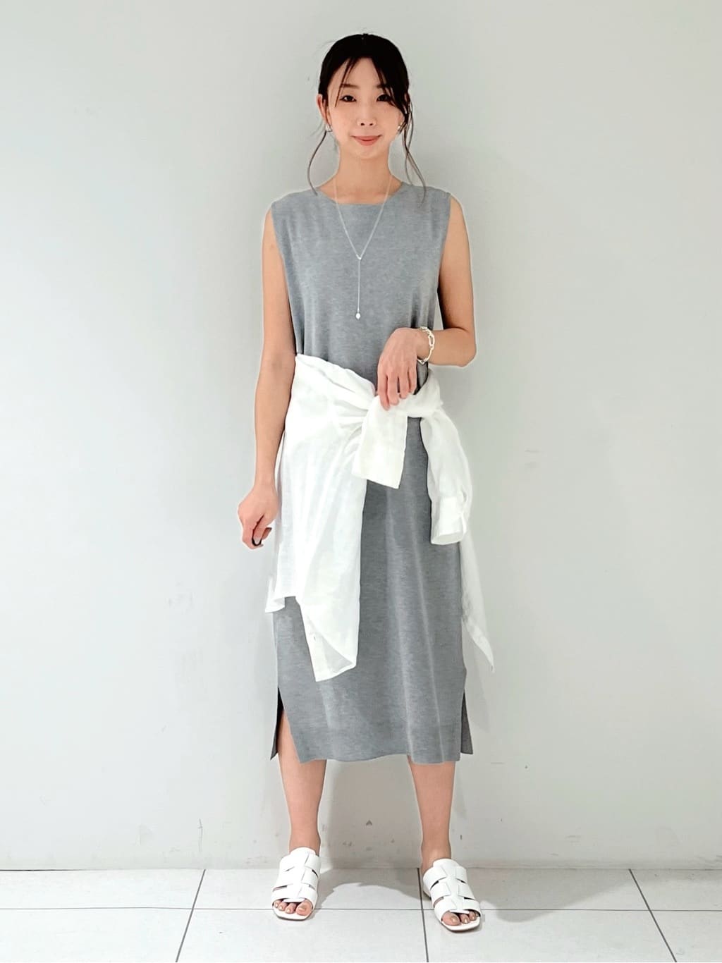 shioriさんの「INDIVI｜【90cm四方】ボタニカル柄大判スカーフ」を使ったコーディネート