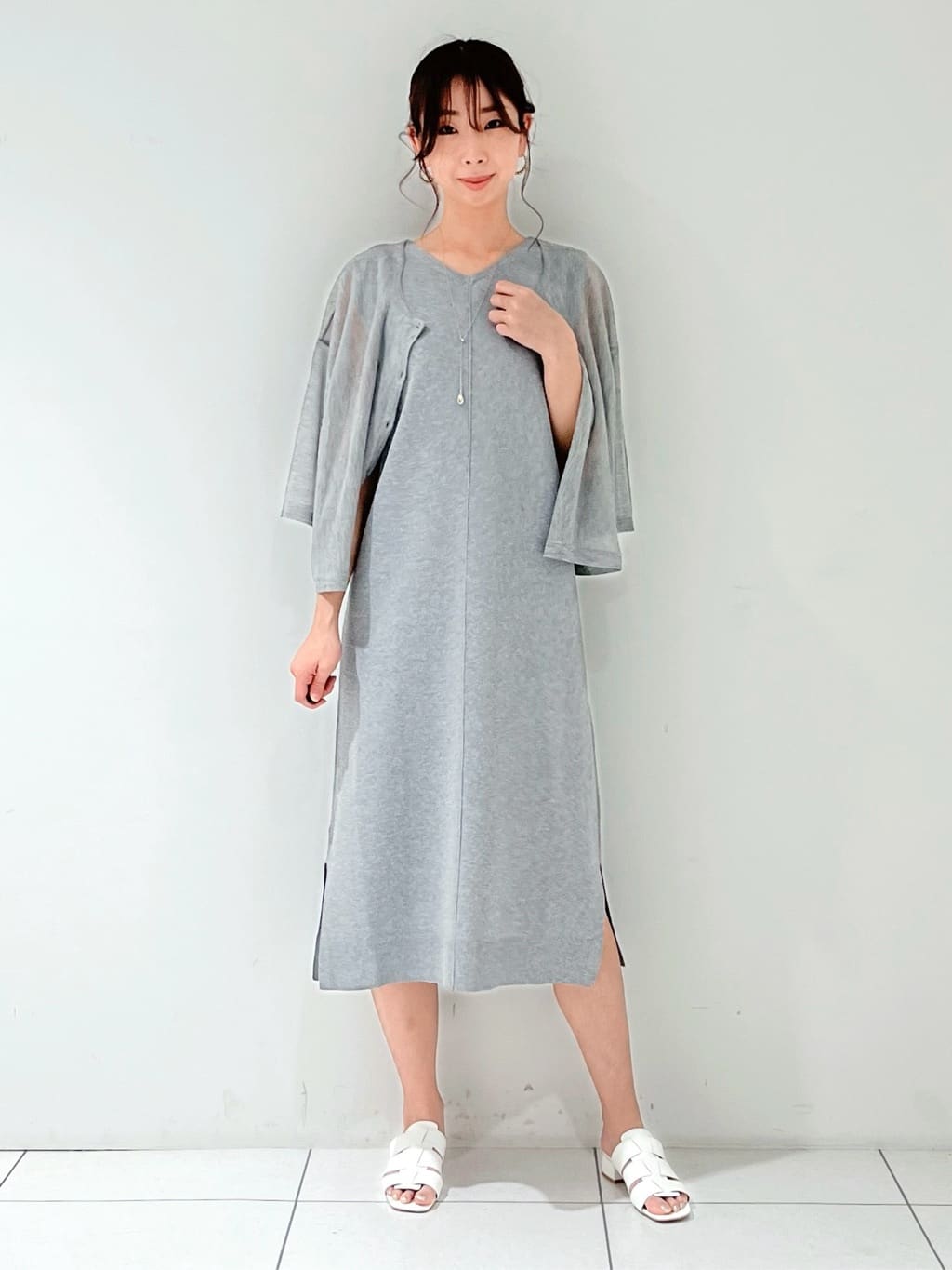 shioriさんの「INDIVI｜【90cm四方】ボタニカル柄大判スカーフ」を使ったコーディネート