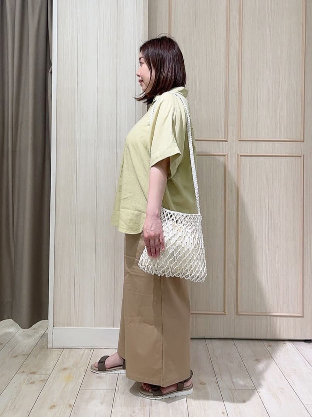 えりっこさんの「SHOO･LA･RUE｜【S-LL/UV/接触冷感/抗菌防臭】体型を自然にカバー フレンチリネンブレンド襟付ドルマンシャツ」を使ったコーディネート