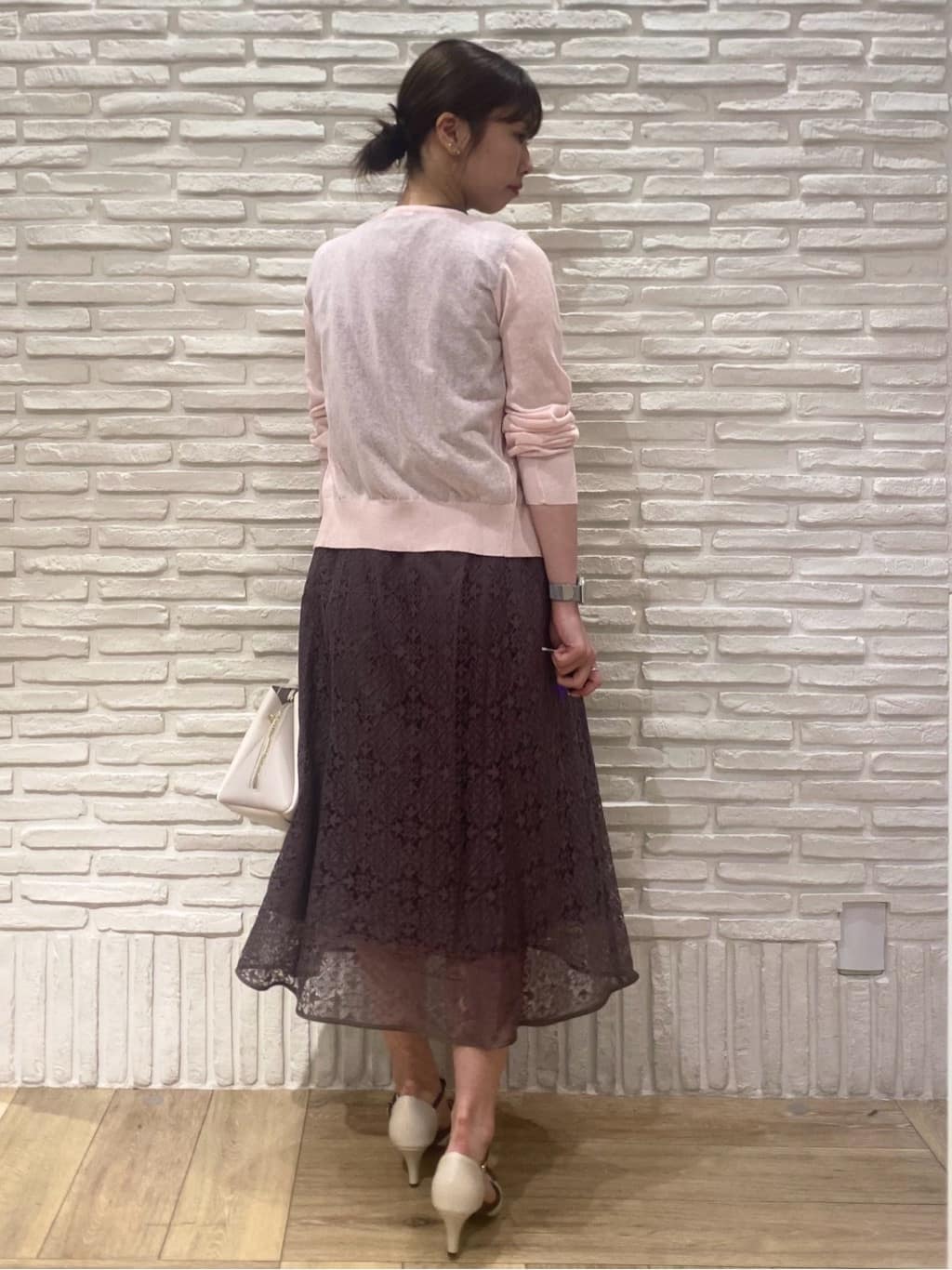 KARENさんの「index｜《7色展開／XS-LLサイズ》ビジューボタンクルーネックカーディガン【洗濯機洗い可】」を使ったコーディネート