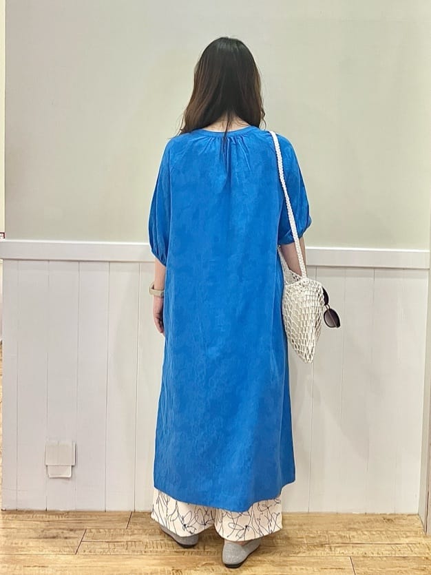 FUJIさんの「SHOO･LA･RUE｜◆【S-LL/綿100%】上品さ漂う フラワージャカード 5分袖ワンピース」を使ったコーディネート