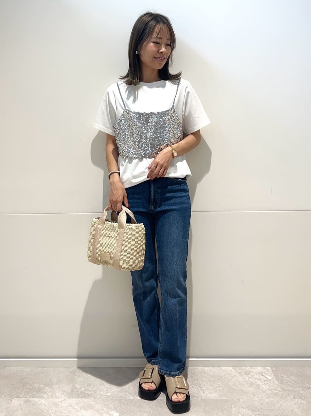meeさんの「OPAQUE.CLIP｜◆《ツインセット》スパンコールキャミ&times;Tシャツ【洗濯機洗い可】」を使ったコーディネート