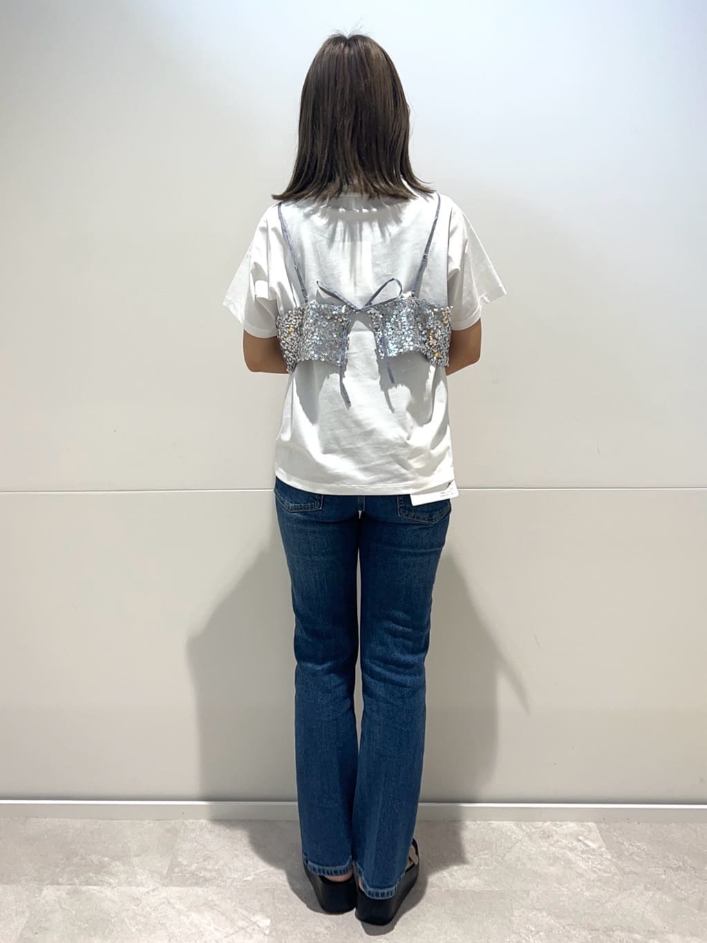 meeさんの「OPAQUE.CLIP｜◆《ツインセット》スパンコールキャミ&times;Tシャツ【洗濯機洗い可】」を使ったコーディネート