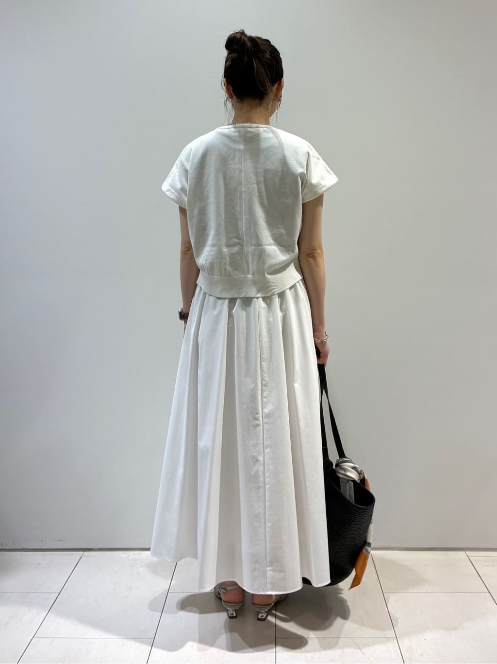 KAOさんの「INDIVI｜【60cm四方】スクエアスカーフ」を使ったコーディネート